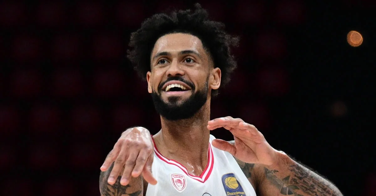 Ο Τάιλερ Ντόρσεϊ πανηγυρίζει έξαλλα ένα κρίσιμο καλάθι με τη φανέλα του Ολυμπιακού