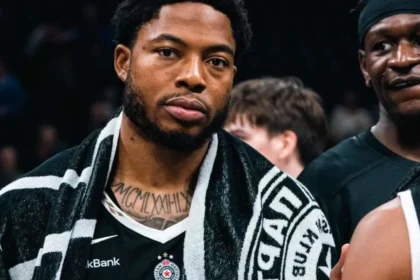 Ο Τζόουνς σε τάιμ άουτ της Παρτιζάν