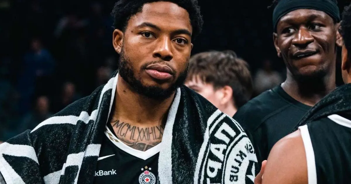 Ο Τζόουνς σε τάιμ άουτ της Παρτιζάν