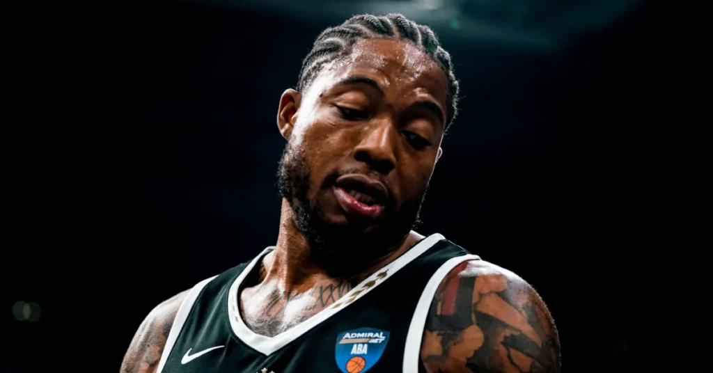 Ο Τάιρικ Τζόουνς με τη φανέλα της Παρτίζαν κοιτάζει σκεπτικός,