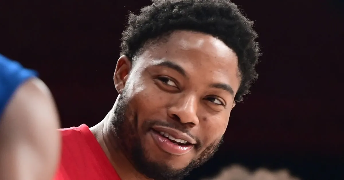 Ο Ταϊρίκ Τζόουνς με τη φανέλα του Ολυμπιακού έτοιμος για το ντεμπούτο του