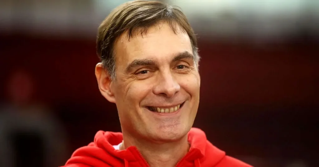 Ο Γιώργος Μπαρτζώκας συνομιλεί με τον Ταϊρίκ Τζόουνς στην προπόνηση του Ολυμπιακού