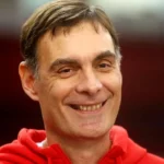 Ο Γιώργος Μπαρτζώκας συνομιλεί με τον Ταϊρίκ Τζόουνς στην προπόνηση του Ολυμπιακού