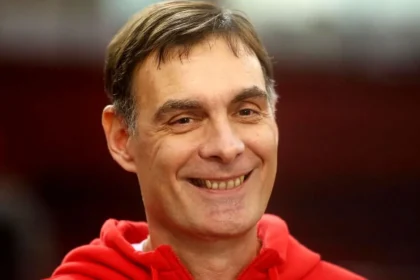 Ο Γιώργος Μπαρτζώκας συνομιλεί με τον Ταϊρίκ Τζόουνς στην προπόνηση του Ολυμπιακού