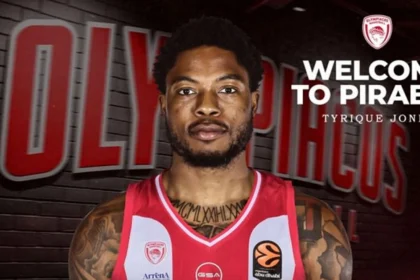 Ο Ταϊρίκ Τζόουνς φωτογραφίζεται με τη φανέλα του Ολυμπιακού μετά την ανακοίνωση