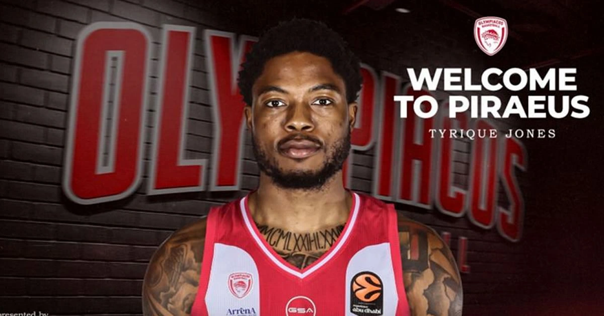 Ο Ταϊρίκ Τζόουνς φωτογραφίζεται με τη φανέλα του Ολυμπιακού μετά την ανακοίνωση