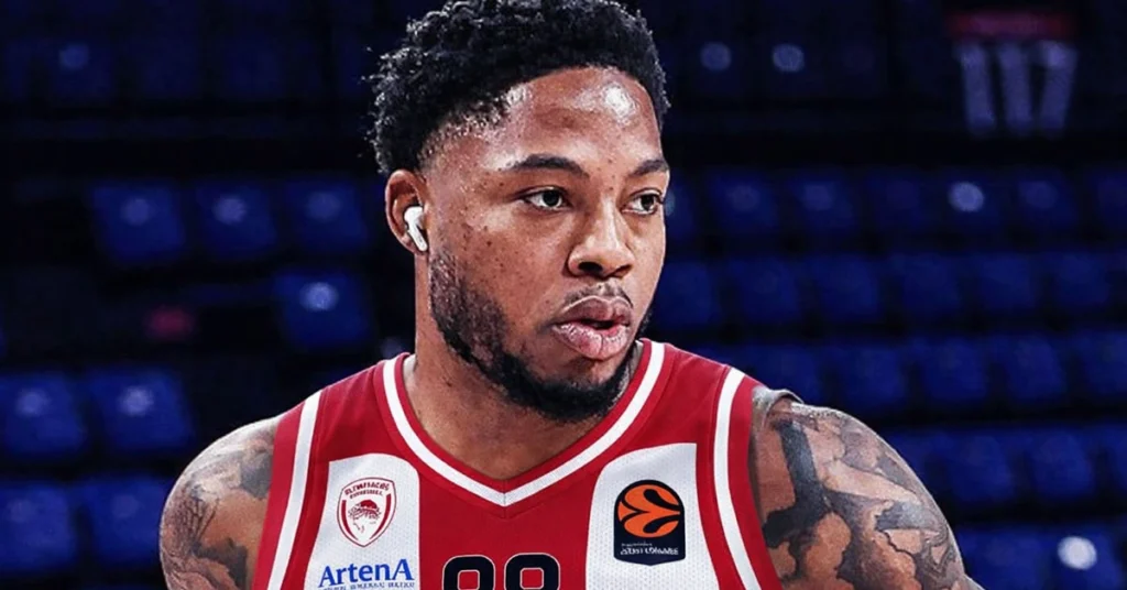 Ο Ταϊρίκ Τζόουνς με τη φανέλα του Ολυμπιακού