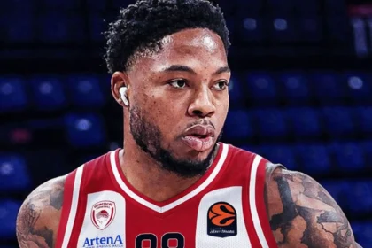 Ο Ταϊρίκ Τζόουνς με τη φανέλα του Ολυμπιακού