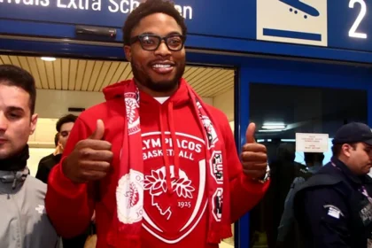 Ο Ταϊρίκ Τζόουνς μπροστά στο ένθερμο κοινό του Ολυμπιακού στο αεροδρόμιο