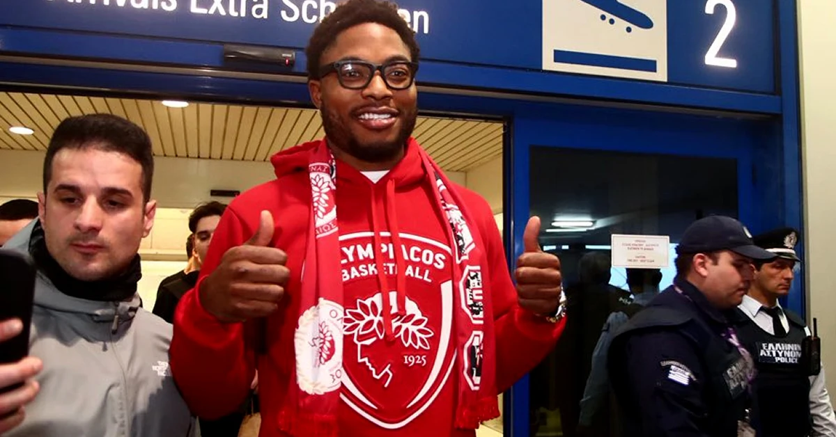 Ο Ταϊρίκ Τζόουνς μπροστά στο ένθερμο κοινό του Ολυμπιακού στο αεροδρόμιο