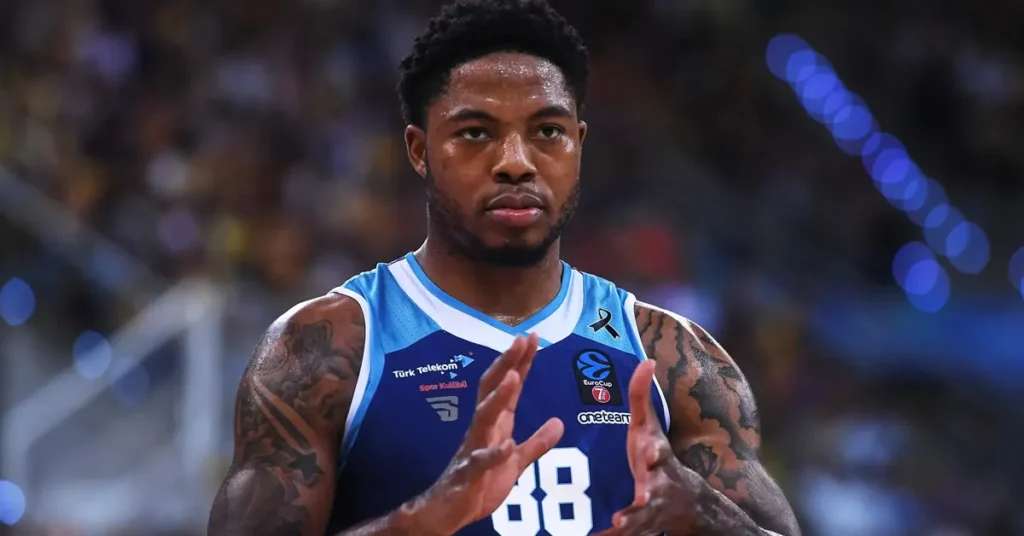 Ο Ταϊρίκ Τζόουνς σε δράση