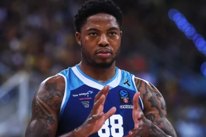 Ο Ταϊρίκ Τζόουνς σε δράση