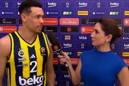 Ο Γουέιντ Μπόλντγουιν δείχνει τις γρατζουνιές του στην κάμερα μετά το ματς με τον Ολυμπιακό