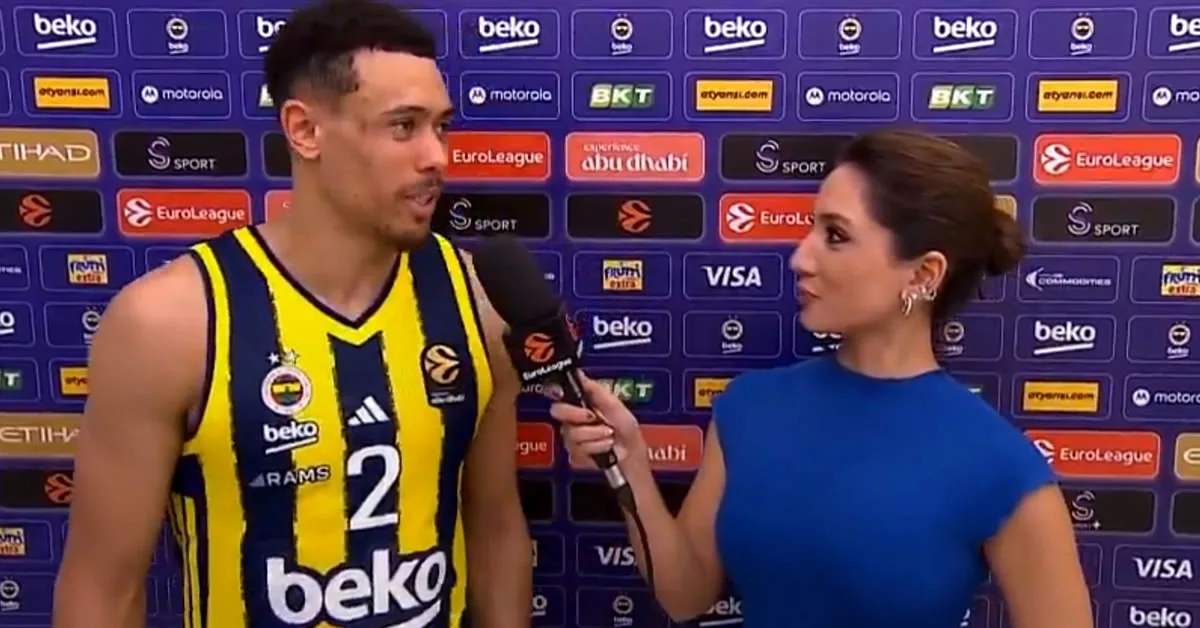 Ο Γουέιντ Μπόλντγουιν δείχνει τις γρατζουνιές του στην κάμερα μετά το ματς με τον Ολυμπιακό