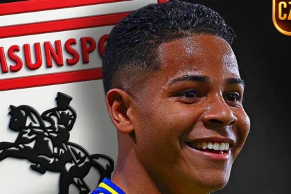 Ο Γουέσλι Γκασόβα σε δράση με τη φανέλα της Αλ Νασρ δίπλα στον Κριστιάνο Ρονάλντο