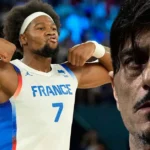 Ο Γκέρσον Γιαμπουσέλε με φανέλα του NBA ενώ ο Δημήτρης Γιαννακόπουλος κοιτάζει σκεπτικός κατά τη διάρκεια διακοπής αγώνα