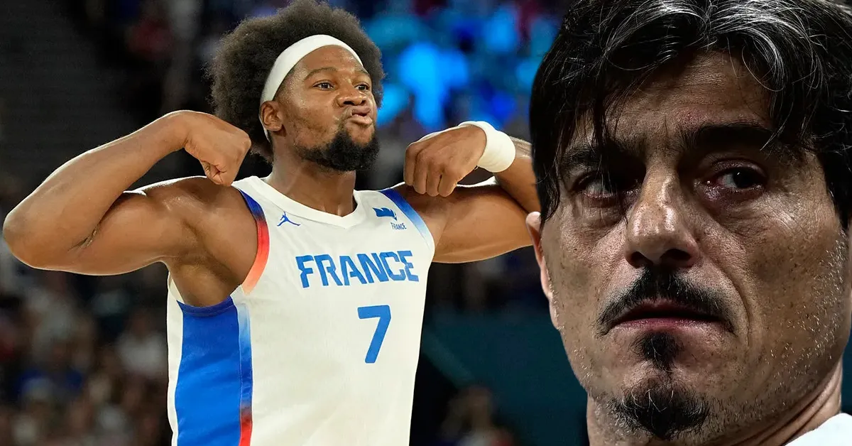 Ο Γκέρσον Γιαμπουσέλε με φανέλα του NBA ενώ ο Δημήτρης Γιαννακόπουλος κοιτάζει σκεπτικός κατά τη διάρκεια διακοπής αγώνα