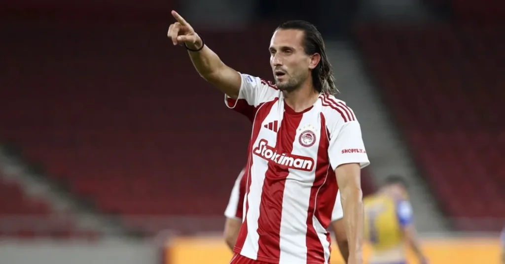 Ο Γιουσούφ Γιαζίτζι μετά απο γκολ με την φανέλα του Ολυμπιακού