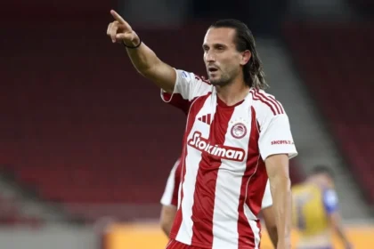 Ο Γιουσούφ Γιαζίτζι μετά απο γκολ με την φανέλα του Ολυμπιακού