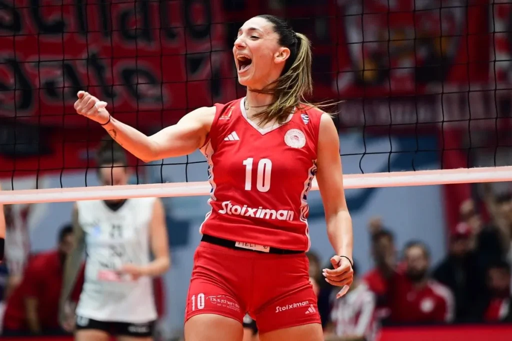 Η Μελίνα Εμμανουηλίδου σε προσπάθεια μπλοκ με τη φανέλα του Ολυμπιακού.