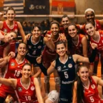 Παίκτριες του Ολυμπιακού πανηγυρίζουν σε αγώνα βόλεϊ γυναικών