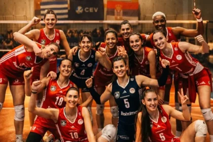 Παίκτριες του Ολυμπιακού πανηγυρίζουν σε αγώνα βόλεϊ γυναικών