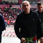 οι αδερφοί Αγγελόπουλοι καταθέτουν λουλουδια στη μνήμη των θυμάτων της Θύρας 7