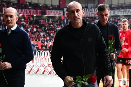 οι αδερφοί Αγγελόπουλοι καταθέτουν λουλουδια στη μνήμη των θυμάτων της Θύρας 7