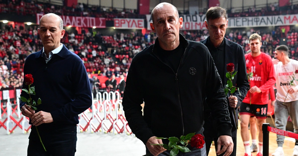 οι αδερφοί Αγγελόπουλοι καταθέτουν λουλουδια στη μνήμη των θυμάτων της Θύρας 7