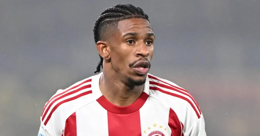 Ο Βραζιλιάνος ποδοσφαιριστής Αντρέ Λουίζ με τη φανέλα του Ολυμπιακού