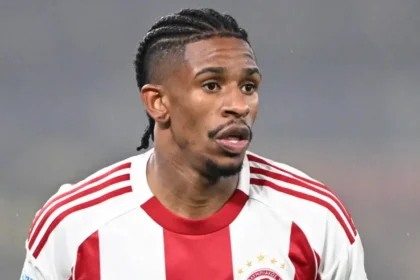 Ο Βραζιλιάνος ποδοσφαιριστής Αντρέ Λουίζ με τη φανέλα του Ολυμπιακού