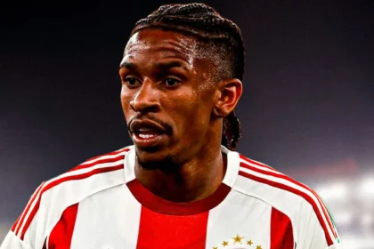 Ο Αντρέ Λουίζ σε προσπάθεια με τη φανέλα του Ολυμπιακού.