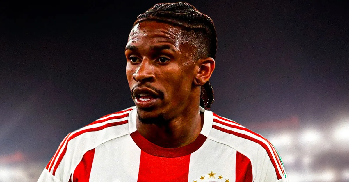 Ο Αντρέ Λουίζ σε προσπάθεια με τη φανέλα του Ολυμπιακού.