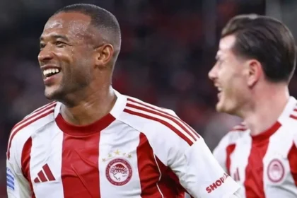 Ο Αγιούμπ Ελ Κααμπί πανηγυρίζει γκολ με τη φανέλα του Ολυμπιακού