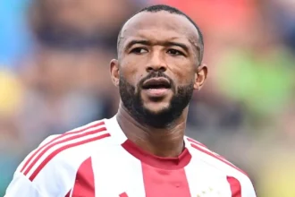 Ο Αγιούμπ Ελ Κααμπί χαμογελαστός πανηγυρίζει γκολ με τη φανέλα του Ολυμπιακού