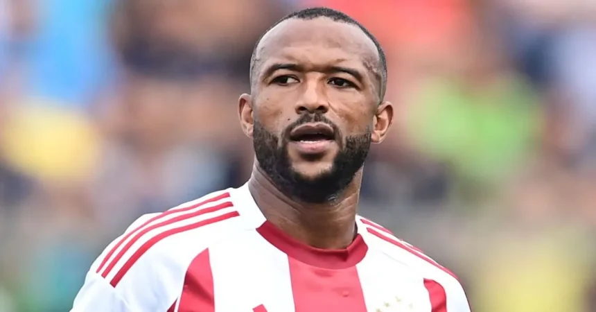 Ο Αγιούμπ Ελ Κααμπί χαμογελαστός πανηγυρίζει γκολ με τη φανέλα του Ολυμπιακού