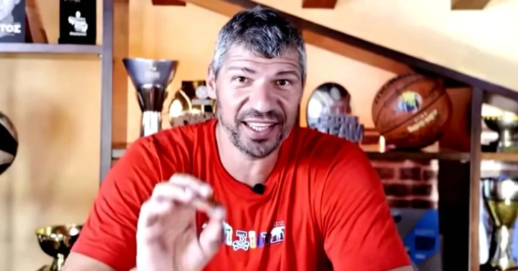 Ο Λάζαρος Παπαδόπουλος αναλύει μπασκετικά συστήματα στην εκπομπή Low Post