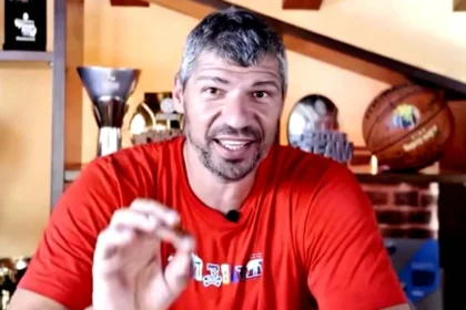 Ο Λάζαρος Παπαδόπουλος αναλύει μπασκετικά συστήματα στην εκπομπή Low Post