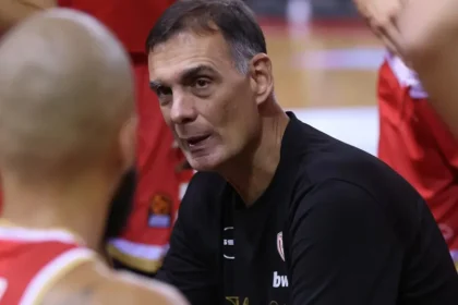 ο Γιώργος Μπαρτζώκας σε ώρα αγώνα του Ολυμπιακού