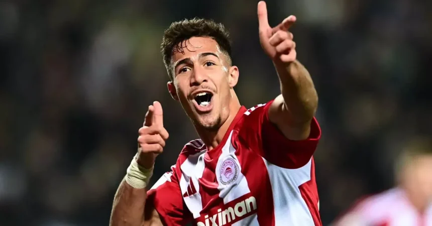 Ο Χαράλαμπος Κωστούλας πανηγυρίζει με πάθος γκολ με τη φανέλα του Ολυμπιακού.