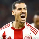 Ο Τσικίνιο με τη φανέλα του Ολυμπιακού μετά την ανανέωση του συμβολαίου του