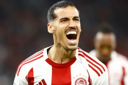 Ο Τσικίνιο με τη φανέλα του Ολυμπιακού μετά την ανανέωση του συμβολαίου του