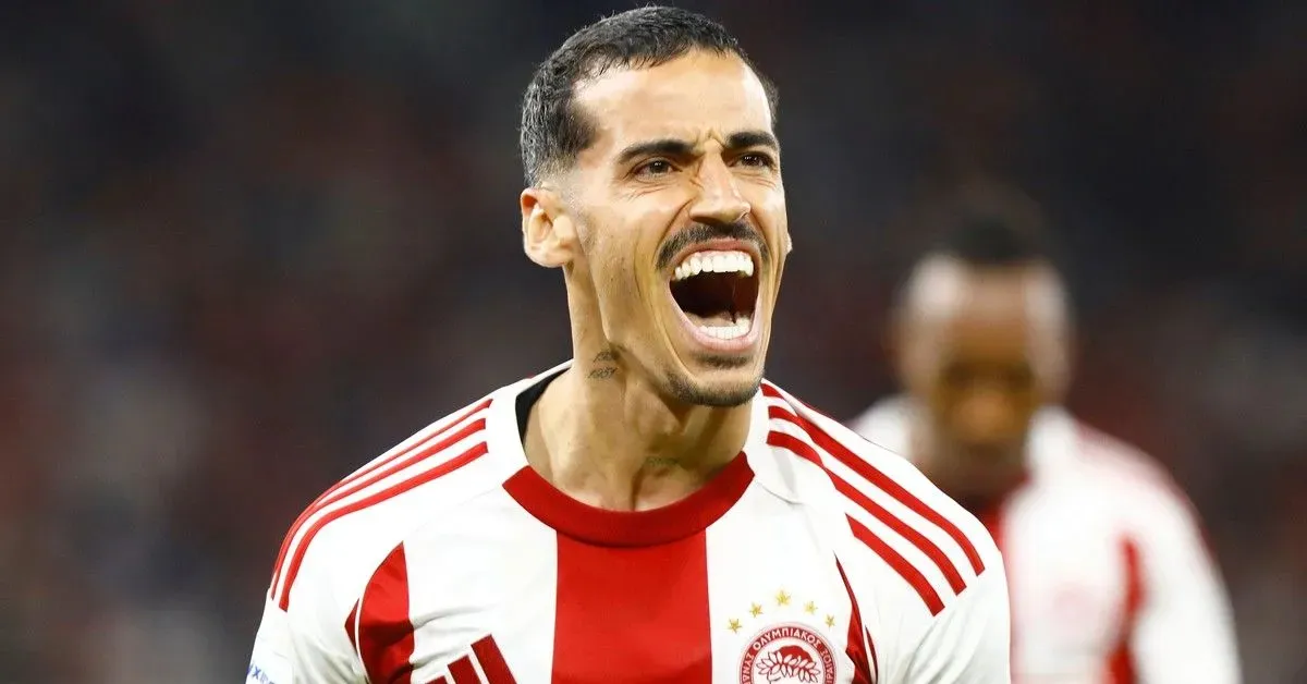 Ο Τσικίνιο με τη φανέλα του Ολυμπιακού μετά την ανανέωση του συμβολαίου του