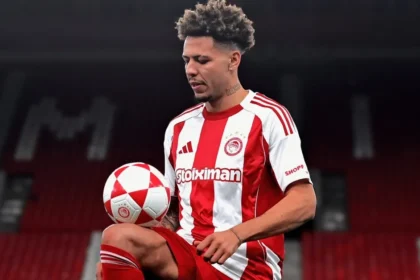 ο Κλέιτον του Ολυμπιακού σε στιγμιότυπο αγώνα με έντονη προσπάθεια