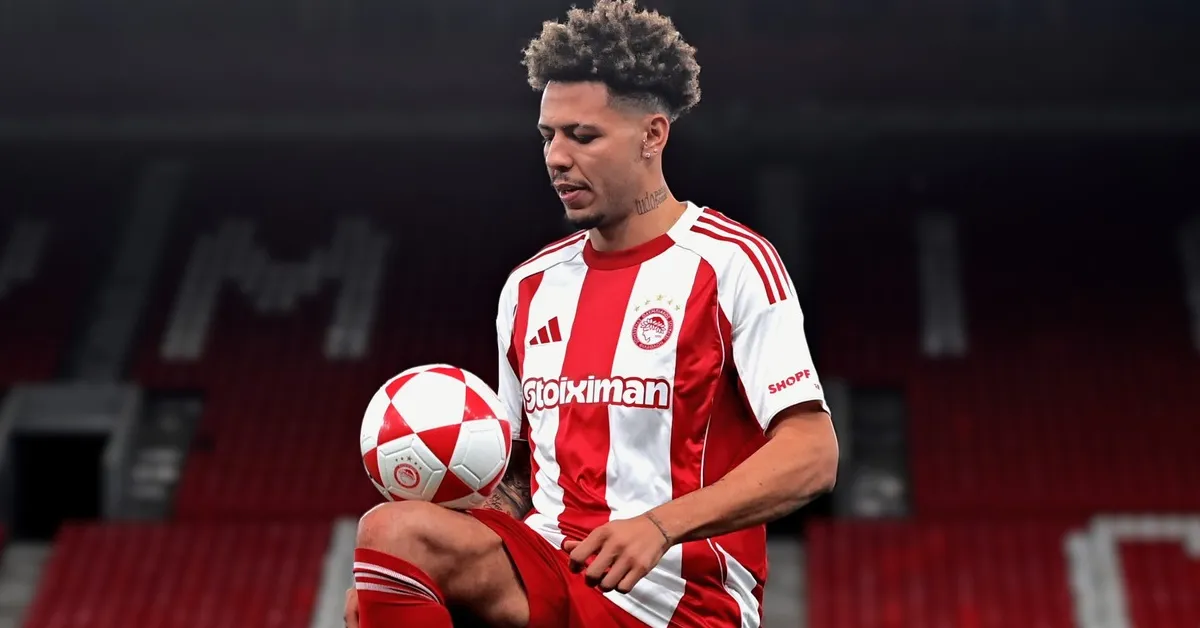 ο Κλέιτον του Ολυμπιακού σε στιγμιότυπο αγώνα με έντονη προσπάθεια