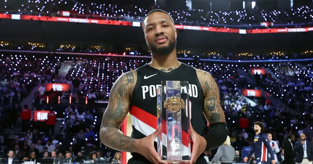 Ο Ντάμιαν Λίλαρντ πανηγυρίζει με το τρόπαιο του διαγωνισμού τριπόντων στο All-Star Game του Λος Άντζελες