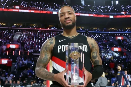 Ο Ντάμιαν Λίλαρντ πανηγυρίζει με το τρόπαιο του διαγωνισμού τριπόντων στο All-Star Game του Λος Άντζελες