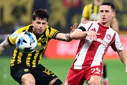 Ο Ντανιέλ Ποντένσε του Ολυμπιακού σε φάση με τον Ρότα της ΑΕΚ