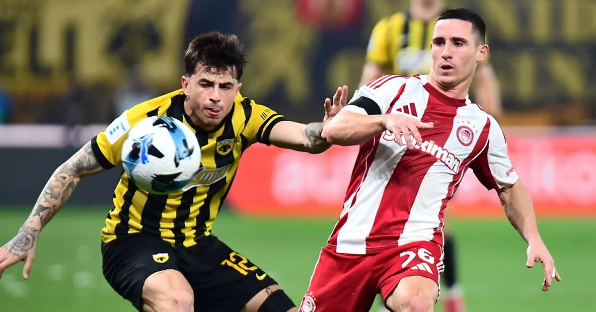 Ο Ντανιέλ Ποντένσε του Ολυμπιακού σε φάση με τον Ρότα της ΑΕΚ