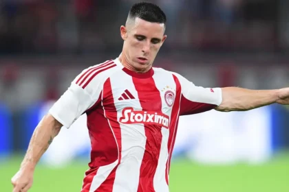 Ο Ντανιέλ Ποντένσε με τη φανέλα του Ολυμπιακού επιχειρεί προσπάθεια σε αγώνα πρωταθλήματος